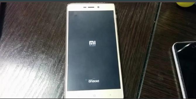 Почему сам по себе загорается экран на Xiaomi Redmi